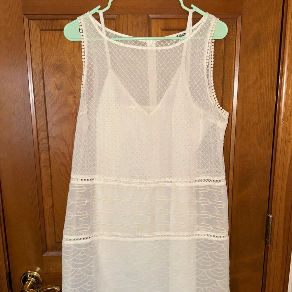 Elegant White Sleeveless Dress
